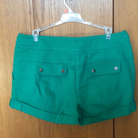 Ladies cuffed shorts. - Picture 2 of 3
